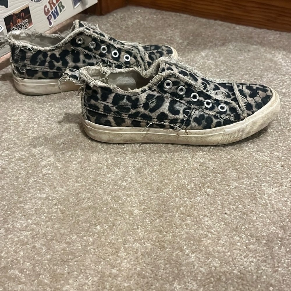 GIRLIE GIRL SHOES ( look like blowfish shoes)